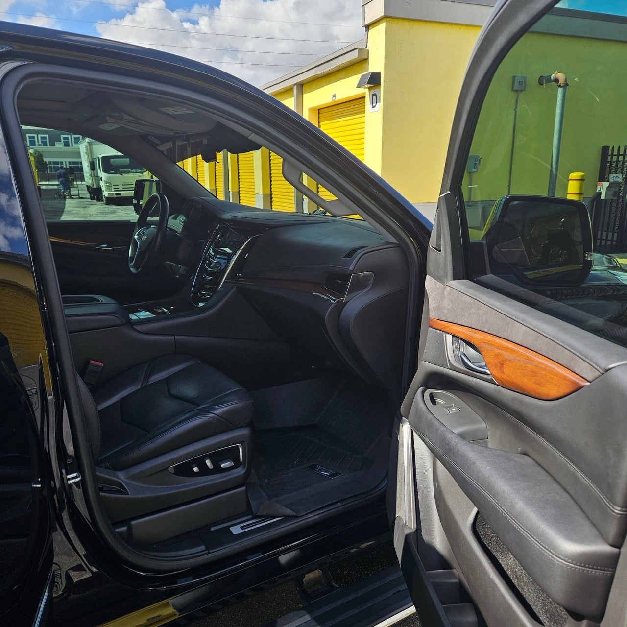 2019 BLACK CADILLAC ESCALADE PLATINUM --- (MOST DESIRABLE)