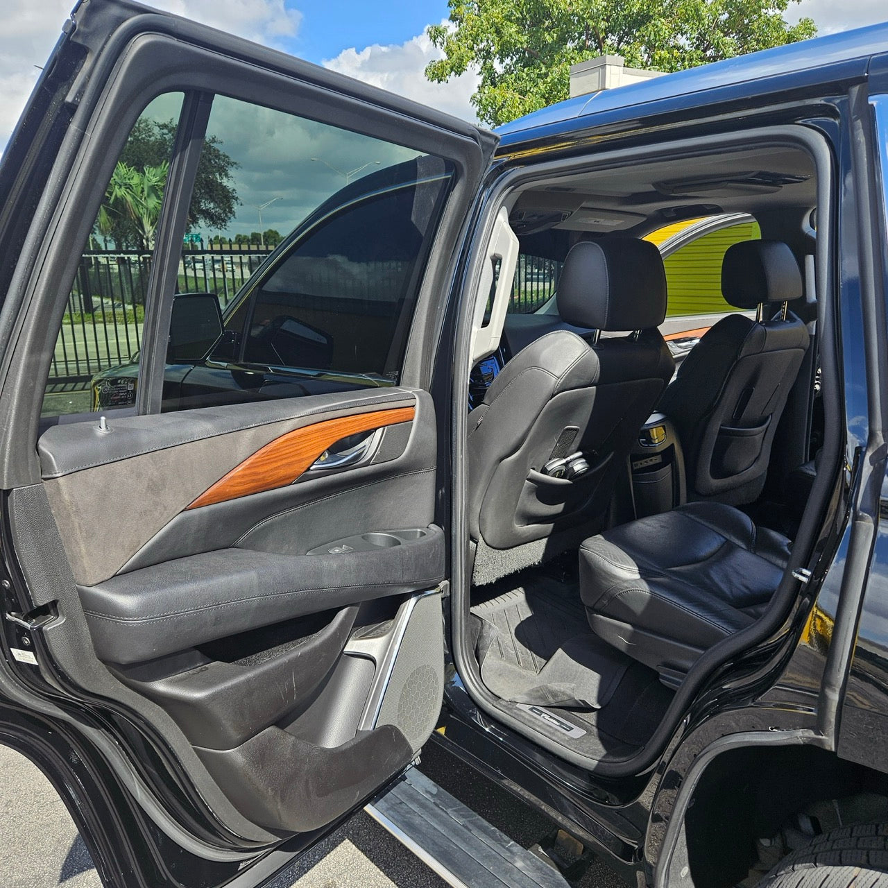 2019 BLACK CADILLAC ESCALADE PLATINUM --- (MOST DESIRABLE)