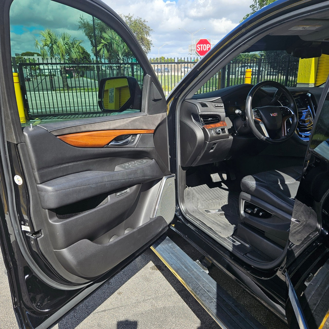 2019 BLACK CADILLAC ESCALADE PLATINUM --- (MOST DESIRABLE)